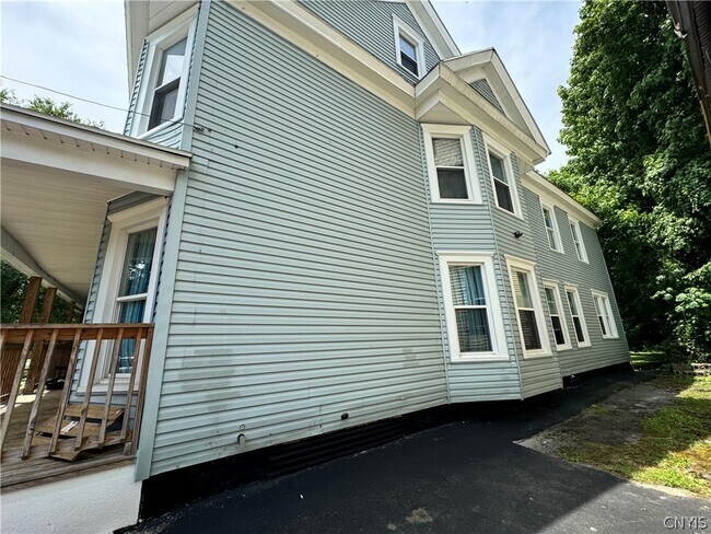 Building Photo - 320 W Kennedy St
