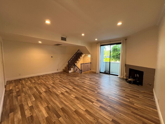Foto del edificio - MOVE-IN READY, upgraded 3+3 w/bonus room!