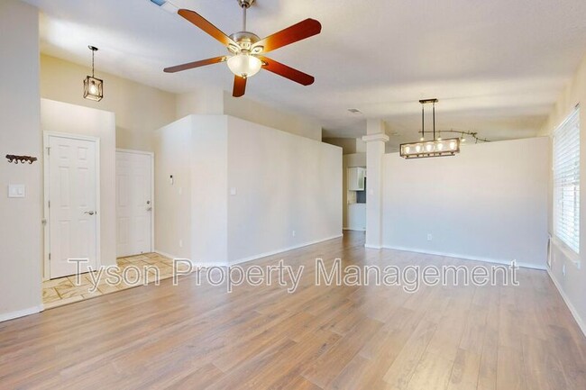 Foto del edificio - 8420 La Paloma Ct NW