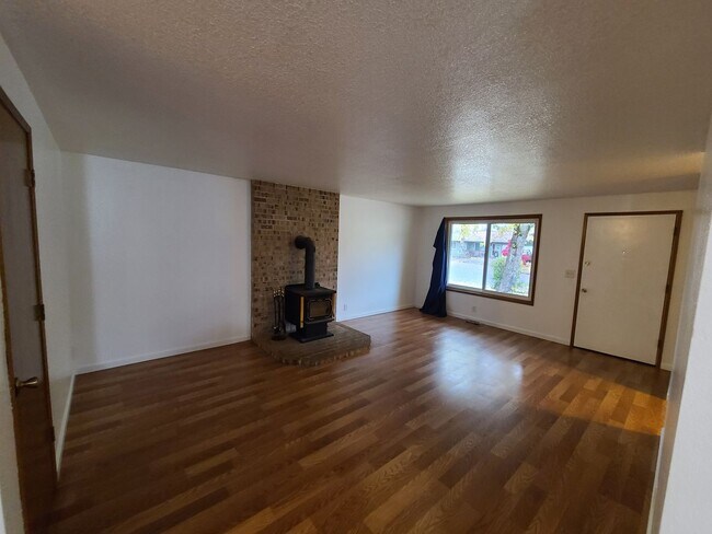 Foto del edificio - 541 NE 40th Avenue ~ Outstanding Single Le...