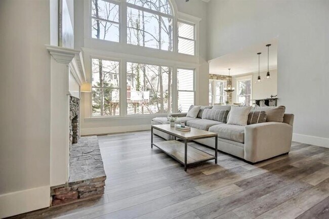 Building Photo - 330 Summerlin Dr
