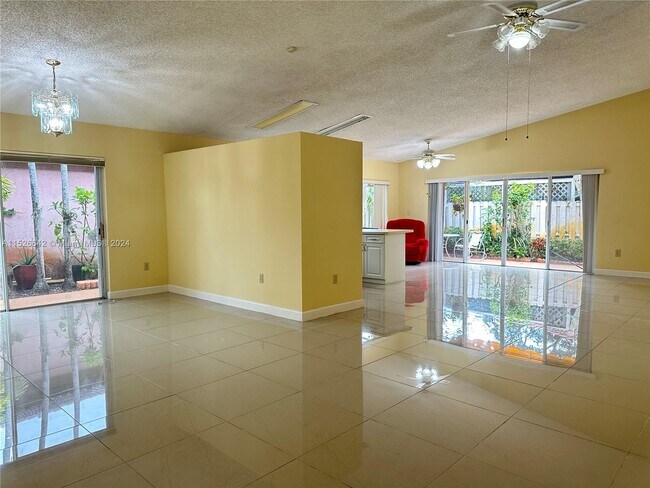 Foto del edificio - 8228 NW 199th Ter