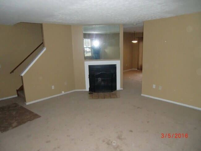 Large living room and fireplace - 314 Cross Wind Dr