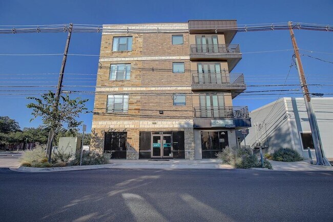 Building Photo - 810 S Rock St