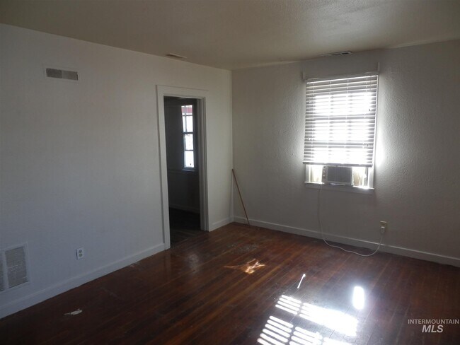 Building Photo - 3893 Pershing Dr