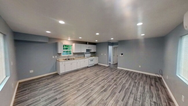 Building Photo - 1 Bedroom 1.5 bath Unit Available Now!