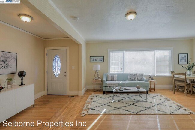 Building Photo - 5543 Claremont Ave