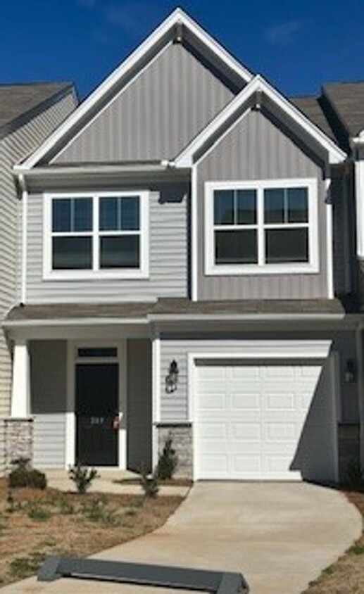 Foto principal - Stunning new 3-bedroom townhouse now avail...