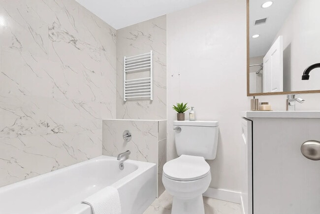 Building Photo - 206 S Elm St