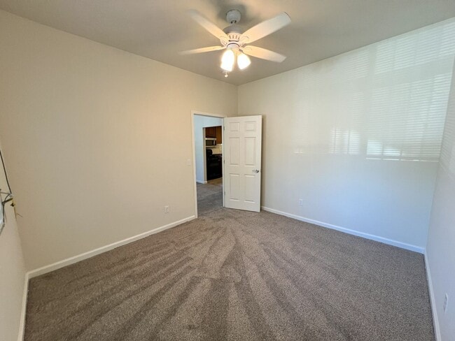 Building Photo - Beautiful 3 bedroom, 1 bathroom home locat...
