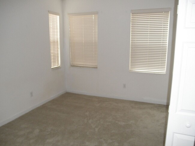 Building Photo - Shoma Townhomes