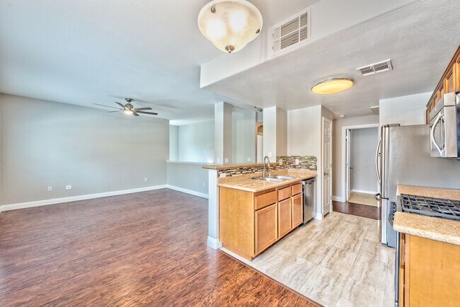 Building Photo - 7701 W Robindale Rd