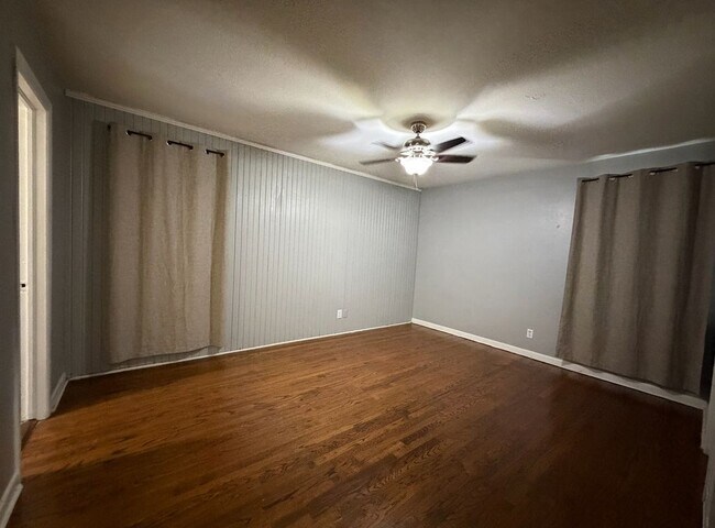Foto del edificio - 2104 Hillburn Dr