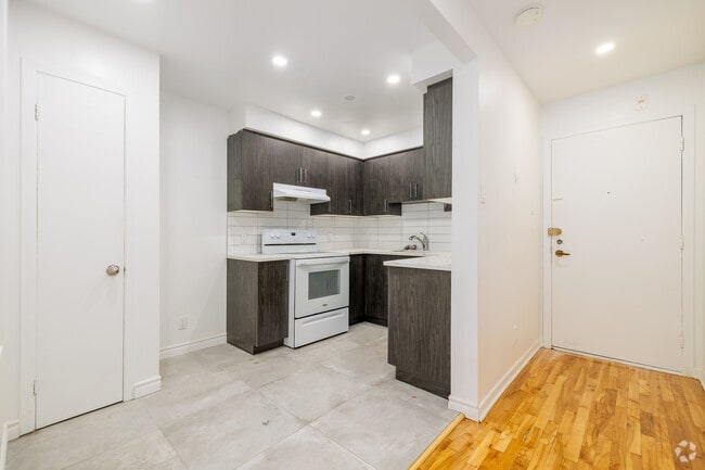 1BR, 1BA - 561SF - Kitchen - 2415 Avenue Madison