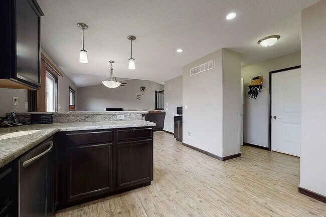 Foto del edificio - NE Side 2 Story -  4 Bedrooms - Linn Mar Schools - Attached Garage - New Flooring