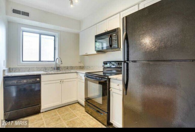 Foto del edificio - 3230 S 28th St