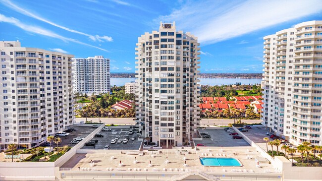 Foto del edificio - Beachfront 1BR/1BA Condo – Prime Location ...