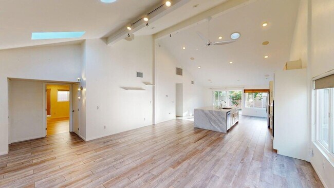 Foto del edificio - Spacious and beautifully updated 4 bedroom home available for long or short term lease.