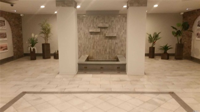 Foto del edificio - 67-50 Thornton Pl