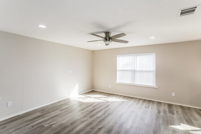 Foto del edificio - 549 Crystal Springs Dr