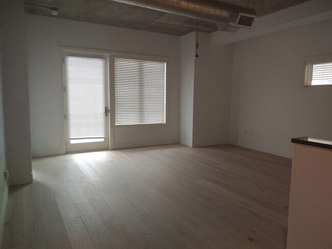 Building Photo - GORGEOUS 1 BED/1 BATH LOCATED IN THE DESIR...