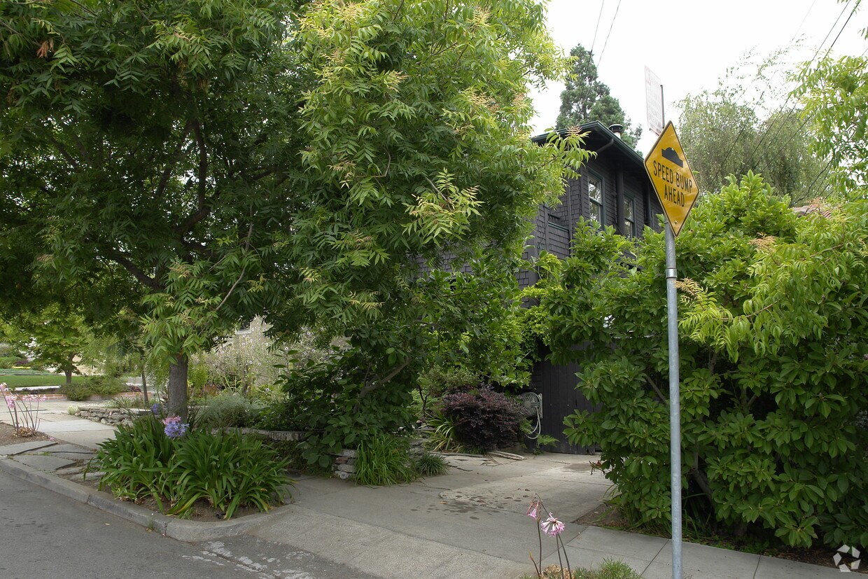 Foto del edificio - 1426 Everett Ave