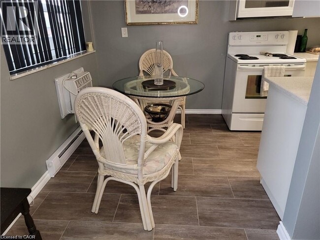 Photo du bâtiment - 11 Woodman Dr S