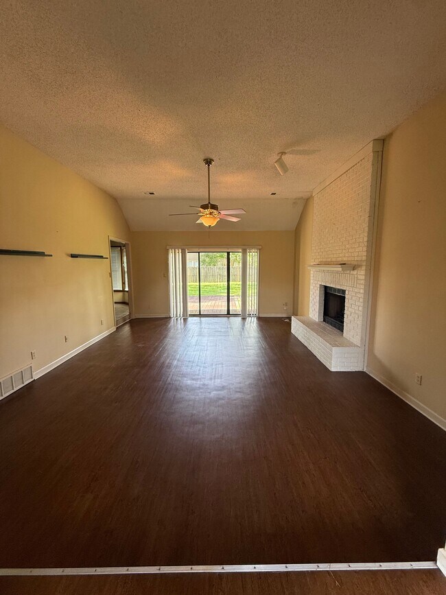 Foto del edificio - 8142 Creekside Cir S