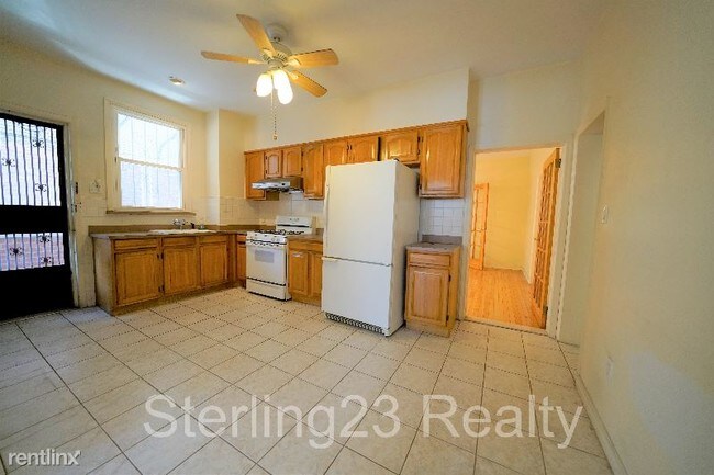 Building Photo - 3 br, 1 bath Apartment - 32-81 45 st 1 Unit 1