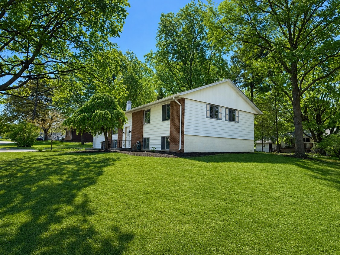 Building Photo - Large 5 Bedroom Home - West Lafayette
