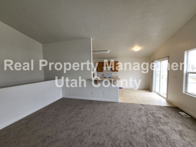 Building Photo - Great views of Mountains and Community Pon...
