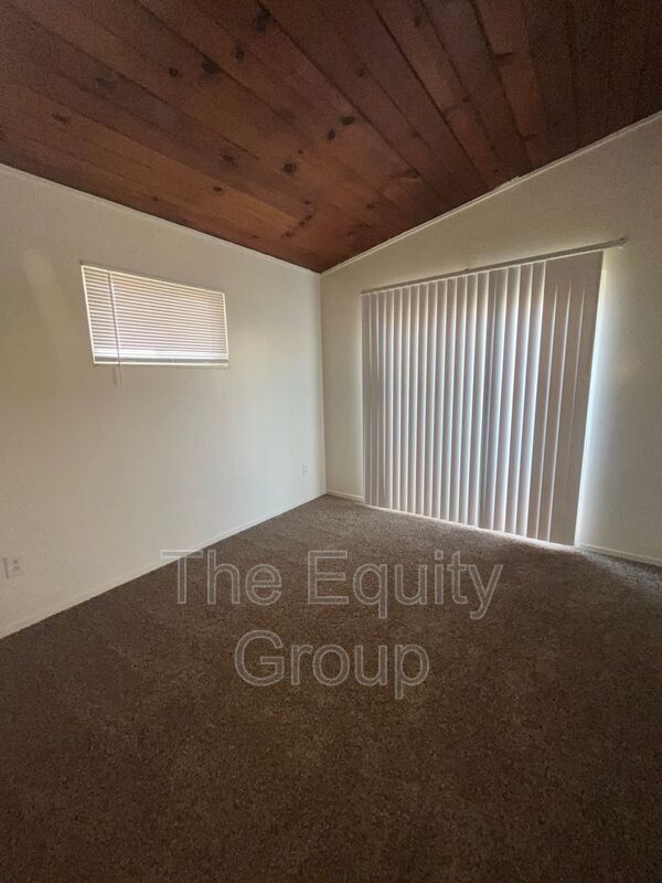 Building Photo - 922 W Goshen Ave