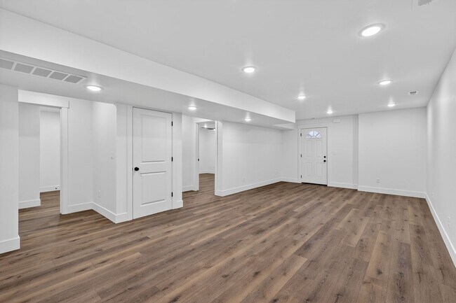 Building Photo - L199ER