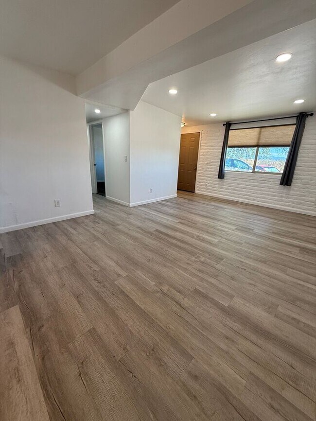 Building Photo - House For Rent