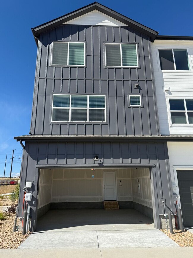 Foto del edificio - BRAND NEW 3 bedroom townhome in Castle Pines!