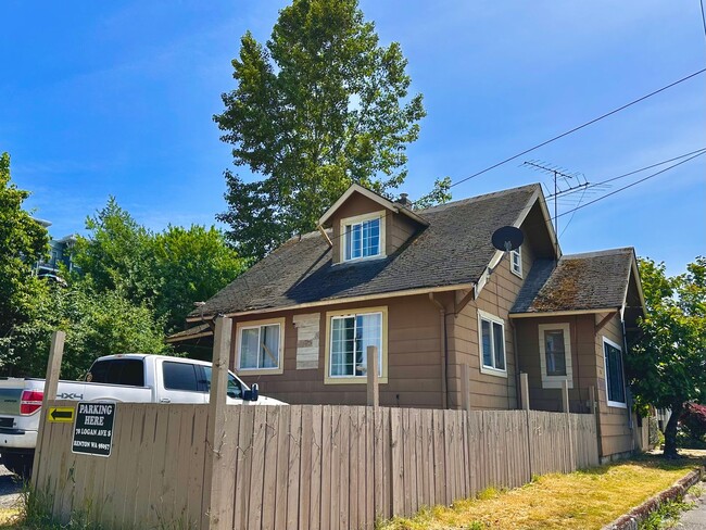 Building Photo - Spacious 3BR 2BA | 3-Level Home in Renton