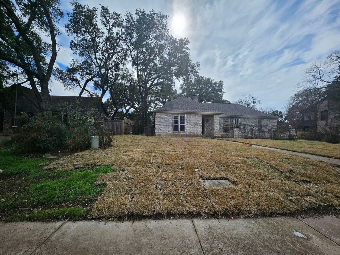 Primary Photo - Travis Country living 3 bdrm house!