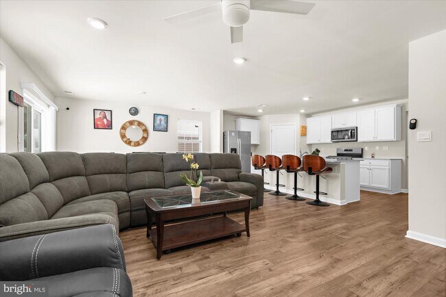 Foto del edificio - 114 Petal Dr