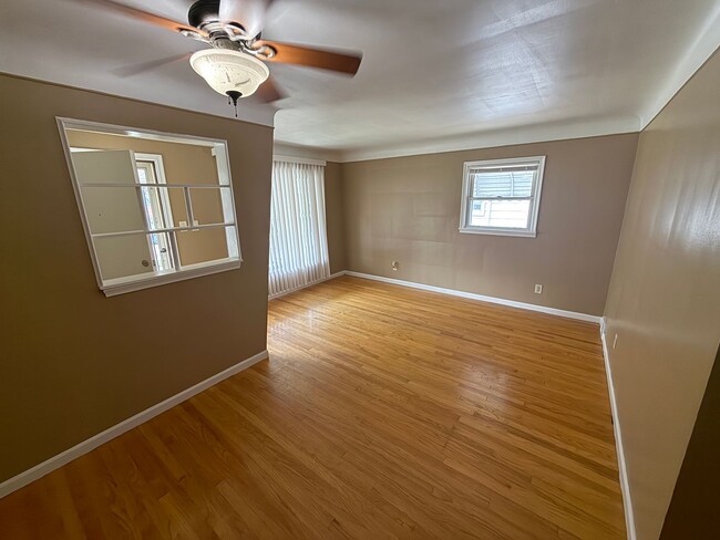 Building Photo - 3 BedroomRanch with a Detached 2 Car Garag...