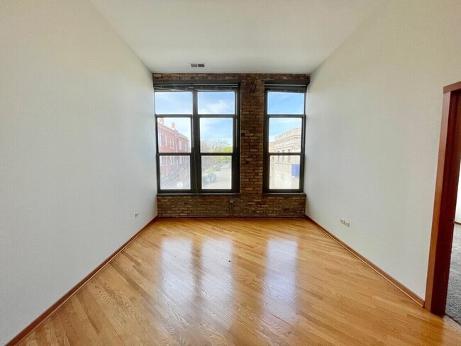 Building Photo - Gorgeous 1 Bedroom Apartment in Avondale - Laundry In Unit!