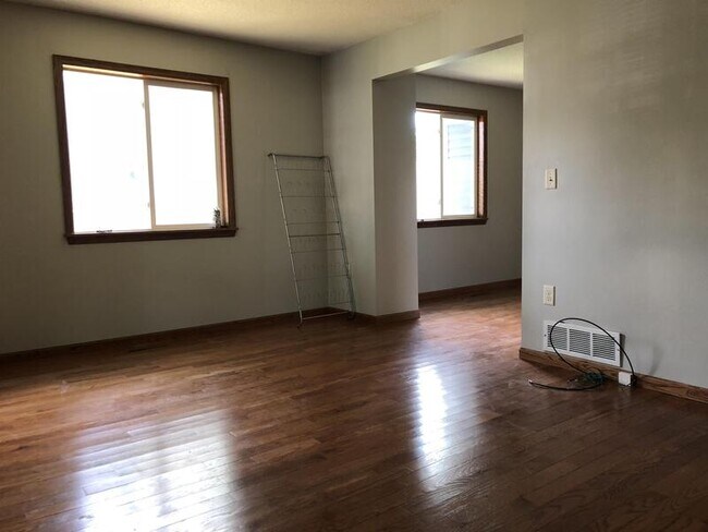 Foto del edificio - 1606 Edmund Ave W
