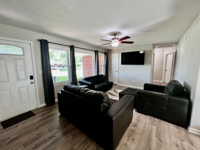Foto del edificio - Charming 4 Bedroom home in Norfolk