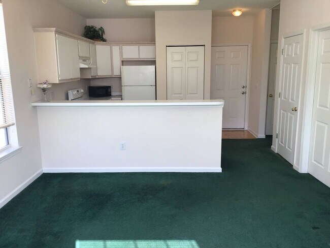 Building Photo - *SECOND MONTH FREE RENT* 3rd Floor 1 Bedro...