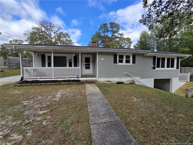 Building Photo - 3 BEDROOM CONVENIENT TO 295!