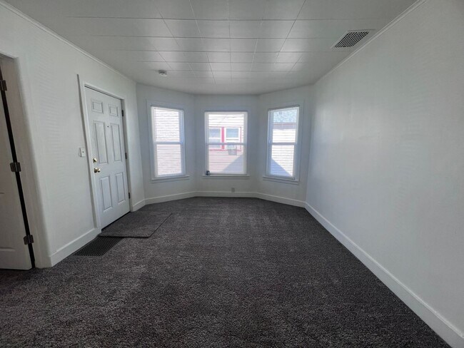 Building Photo - Three Bedroom Single Family Home!