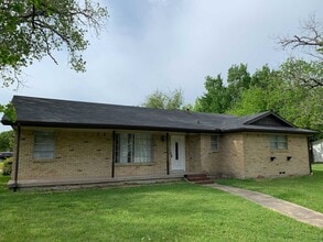 Building Photo - 901 Downing St