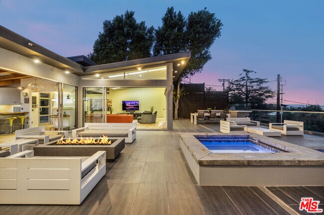 Foto del edificio - 7275 Mulholland Dr
