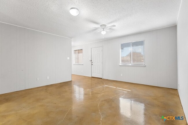 Foto del edificio - 222 Redbud Ln