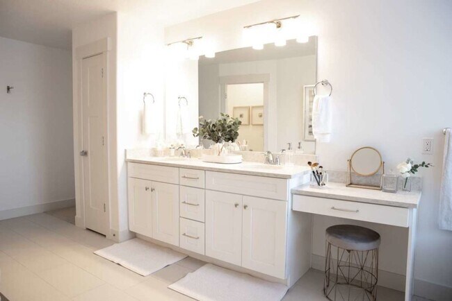 Foto del edificio - Pet-Friendly Upgraded 4-Bedroom Home with ...