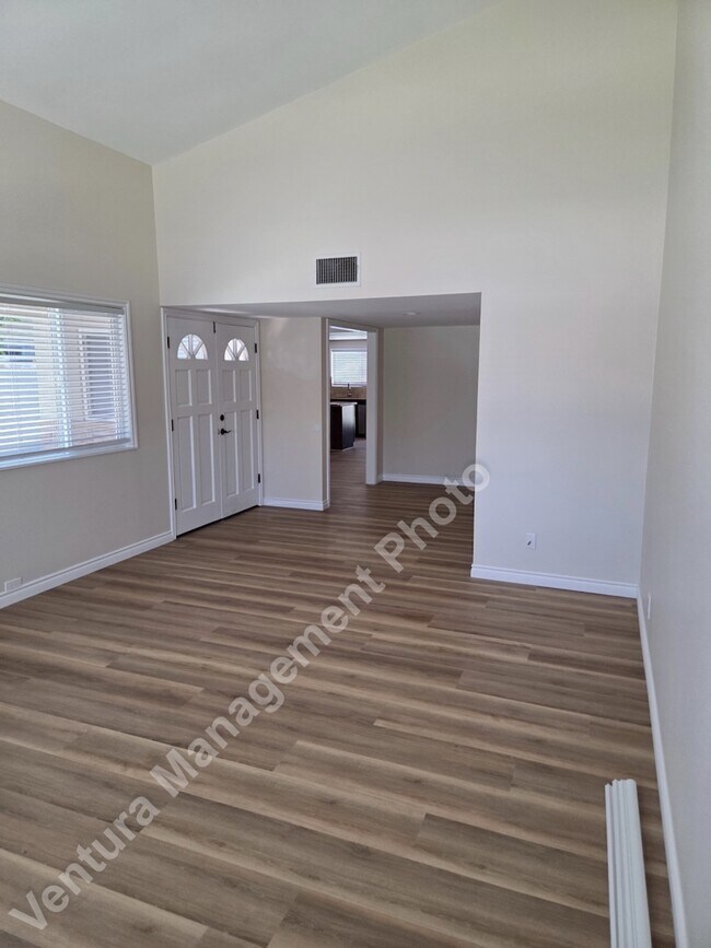 Foto del edificio - 5665 Meadow Vista Way